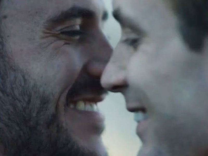 Tiffany lança seu primeiro comercial de TV com casal gay