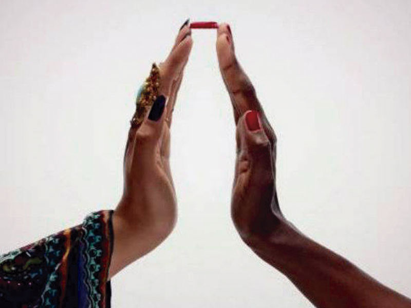 Coca-Cola usa mãos para celebrar 100 anos de sua garrafa