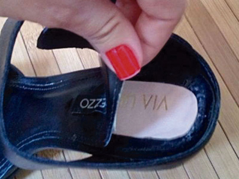 Mulher compra calçado da Arezzo com marca Via Uno escondida