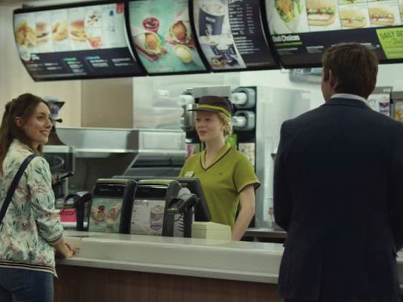 Os opostos se atraem em comercial romântico do Mc Donald’s