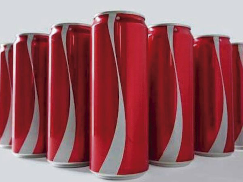 Coca-Cola remove rótulos para combater o preconceito