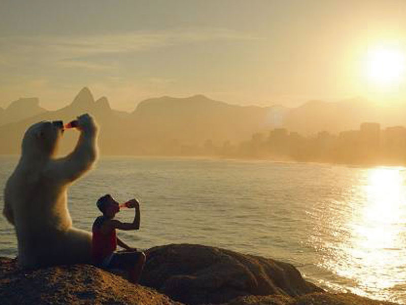 Urso da Coca-Cola chega ao Rio em campanha para as Olimpíadas