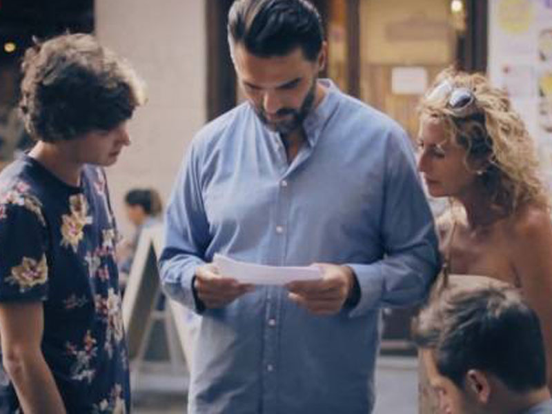 Você leria mensagens homofóbicas a um casal gay?