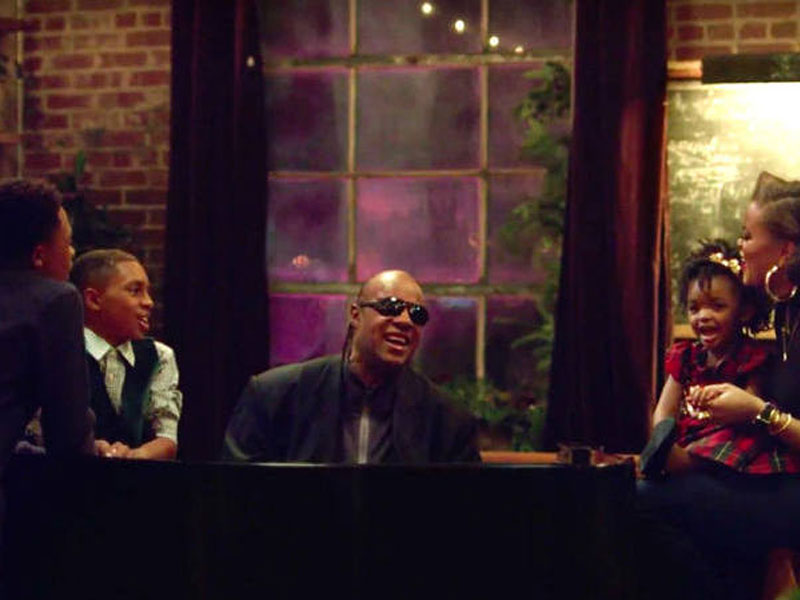 Stevie Wonder estrela campanha de Natal da Apple