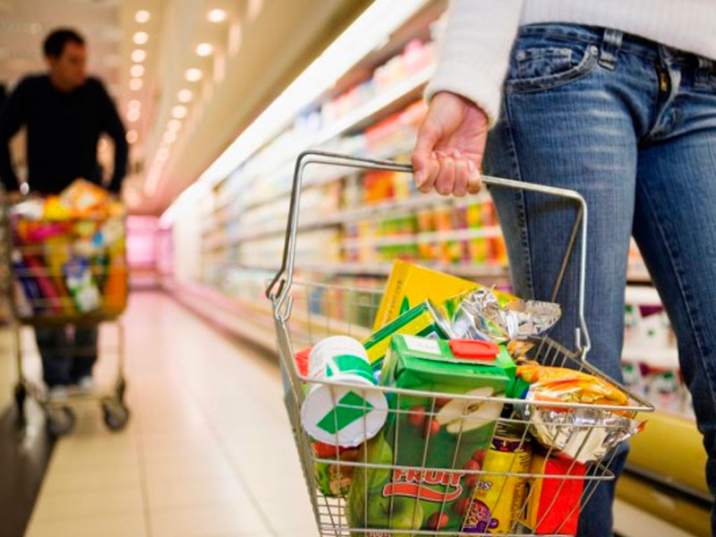 60% dos brasileiros cortaram consumo