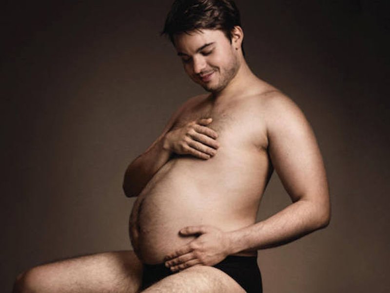 Homens posam orgulhosos com suas ‘barrigas de cerveja’