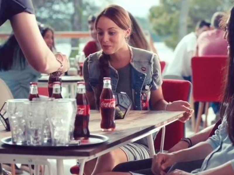 Coca-Cola transforma garrafas com mágica em novo comercial