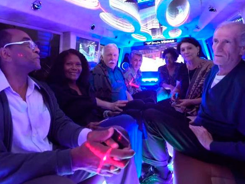 Jovens e idosos trocam de papéis em ação da Pfizer