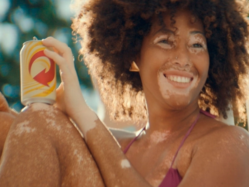 Skol exalta diferenças em comercial de verão