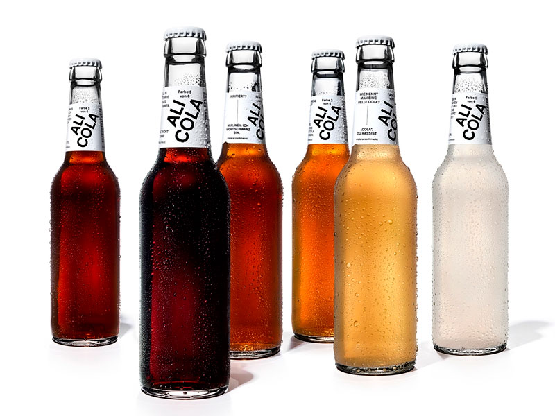 Refrigerante de Cola em várias cores defende a diversidade