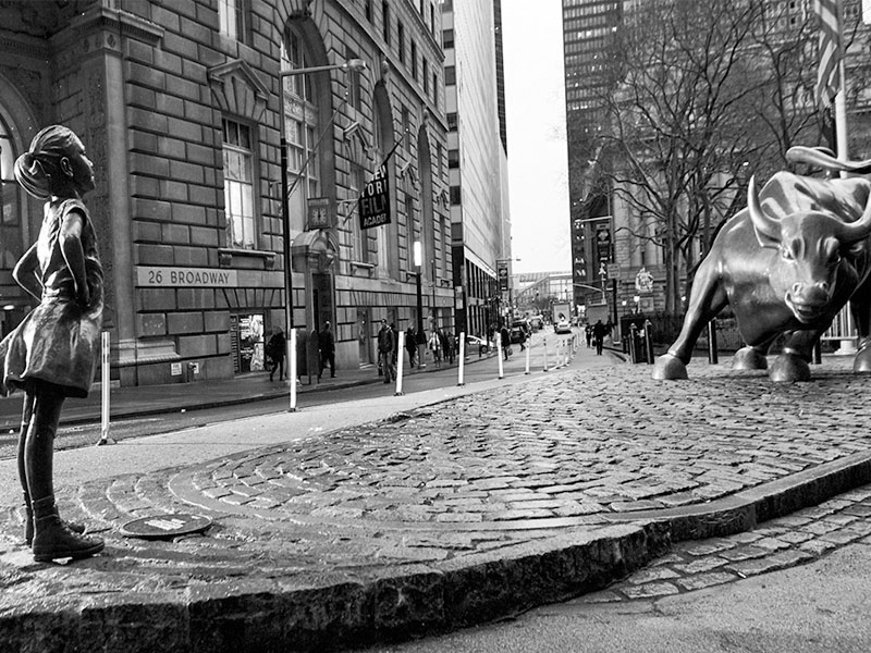 Estátua de menina destemida encara touro de Wall Street