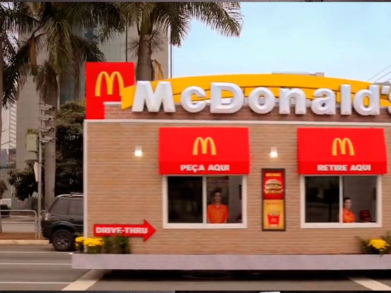 McDonald´s surpreende e leva drive-thru até motoristas