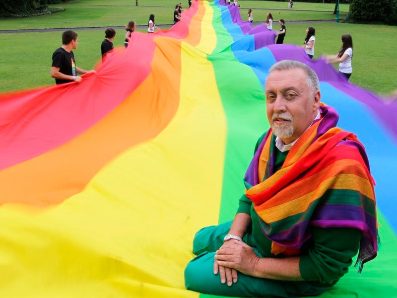 No mês do orgulho LGBT, criador da bandeira de arco-íris ganha Doodle